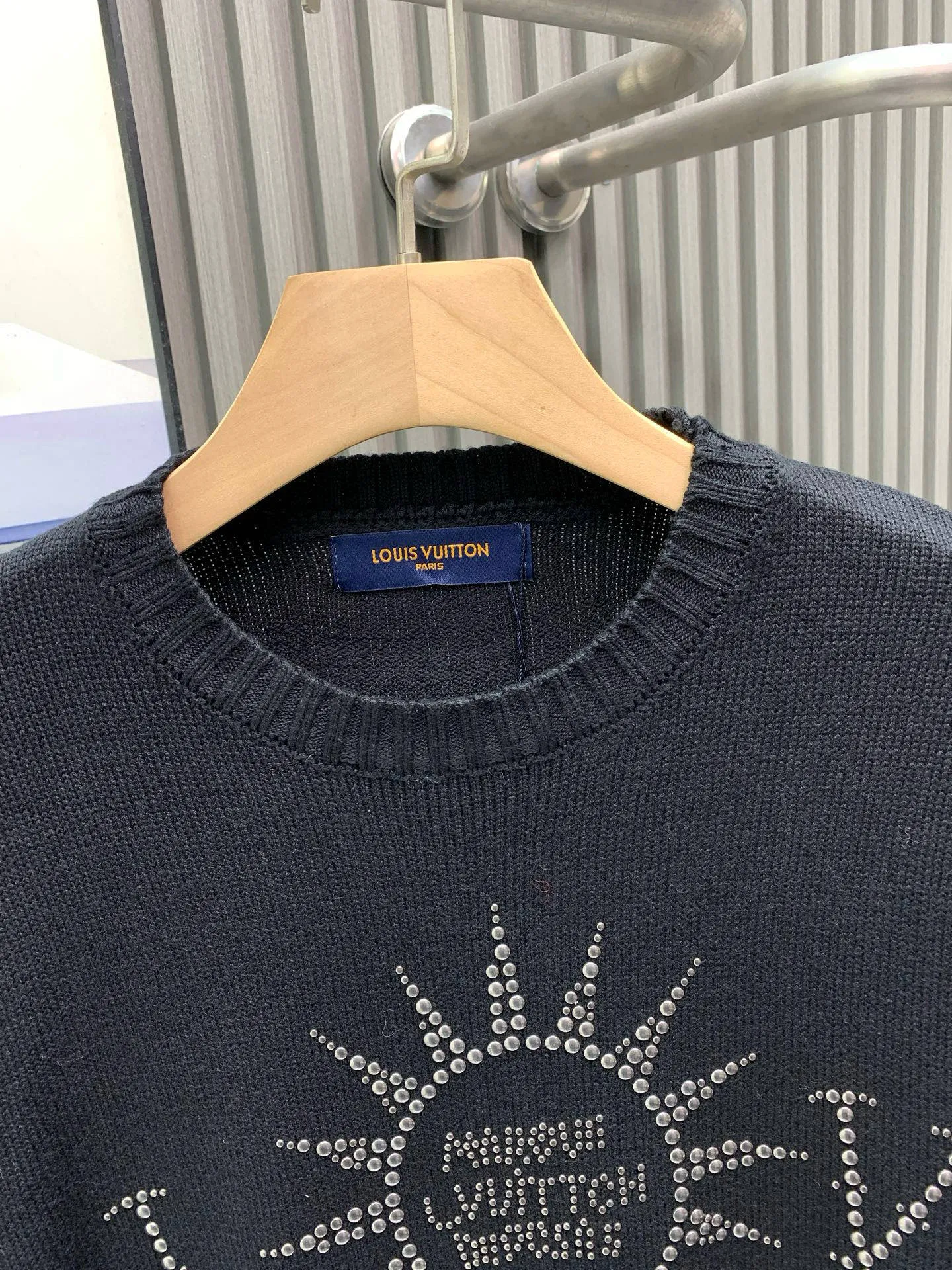 🅿️360 🀄️ Louis Vuitton Louis Vuitton Sun Beaded Woolen Pullover Official website price: 33200￥ (2315T) Purchase the original version for coloring [1:1 coloring and final dyeing] The color similarity is as high as 98%. The wool is woven with customized [70% premium goat hair]. The thermal performance of woolen wool fabric is very good due to the natural warmth of wool fiber. Woolen wool fabrics can keep you warm in the cold winter. In addition, woolen wool fabrics have good breathability and will not feel stuffy even in humid environments. Secondly, woolen wool fabrics are also very soft and comfortable. Due to the natural softness of wool fibers, woolen wool fabrics feel very soft and comfortable to wear. In addition, the texture of woolen wool fabrics is also very soft and will not irritate the skin. This hot drill is extremely heavy-duty. There are [6 sets of cannonballs of different sizes] on it, so it is particularly easy to move, so it can only be placed separately by hand. The beads are individually [manually positioned] from large to small, and finally they are bonded and drilled. The process is extremely complicated and cumbersome. The material used for the beads is very strong and the hard buckles will not fall off. The quality is very high.